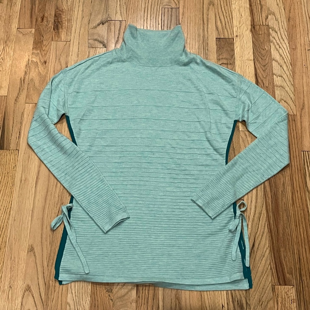 Smartwool Womens Spruce Creek Tunic Sweater in frosty green. Size Medium